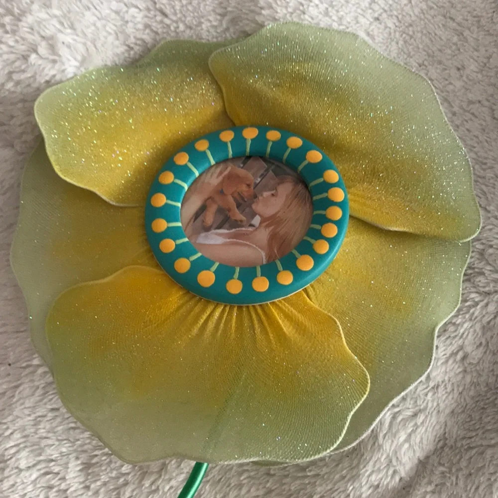 Flower photo frame which is expandable